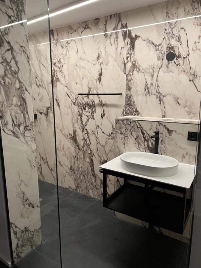 Zimmer & Appartements Am Schlossplatz Хоэнемс Экстерьер фото