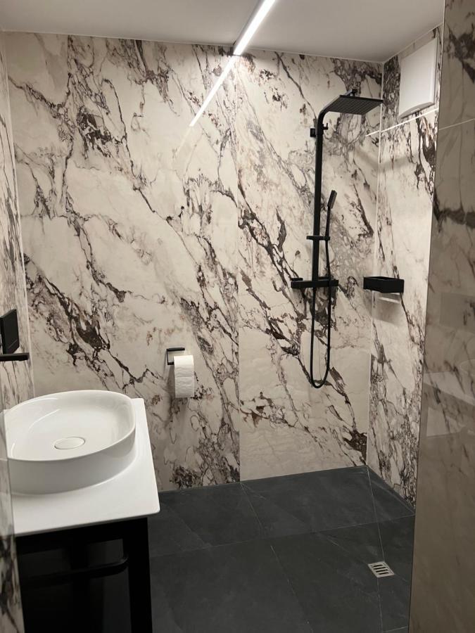 Zimmer & Appartements Am Schlossplatz Хоэнемс Экстерьер фото